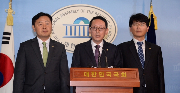 14일 국회에서 여야 3당 원내수석부대표들이 ’최순실 특검’ 관련 합의사항에 관한 브리핑을 하고 있다. 이종원 선임기자 jongwon@seoul.co.kr