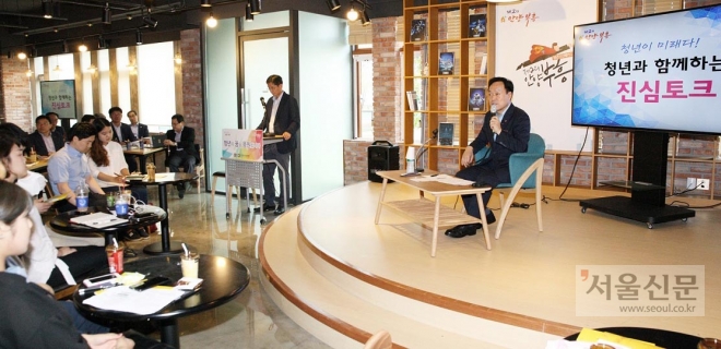 이필운(오른쪽) 안양시장이 지난 7월 ‘청년창업 A 큐브’에서 열린 청년과 함께하는 진심토크에서 청년층의 창업관련 애로사항을 얘기하고 있다. 안양시 제공