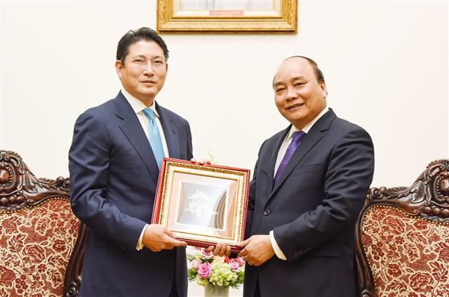 조현준(왼쪽) 효성 사장이 지난 10일 베트남 하노이 총리 공관에서 응우옌쑤언푹 총리와 회담을 마친 뒤 총리로부터 기념 선물을 전달받고 있다. 효성 제공