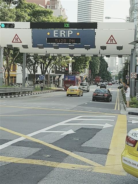 싱가포르 빅토리아 스트리트에 설치된 도심 통행료 징수시스템(ERP). 서울신문 DB