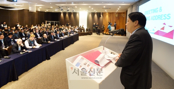 이성(오른쪽) 서울 구로구청장이 14일 구로디지털단지 G밸리 컨벤션 행사장에서 미국 실리콘밸리 투자사 관계자들에게 인사말을 하고 있다. 이언탁 기자 utl@seoul.co.kr