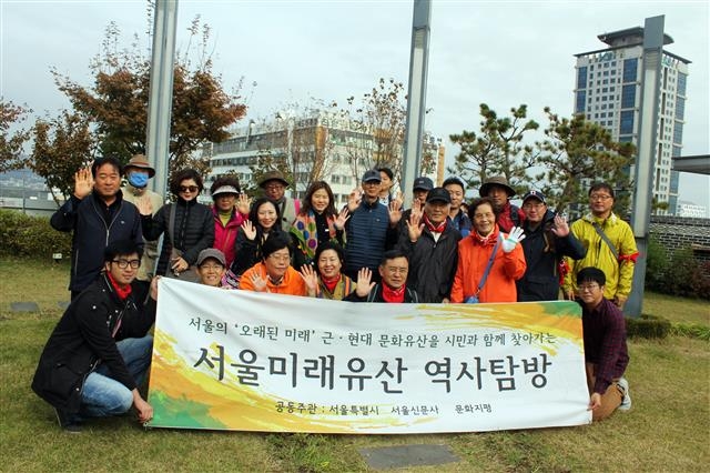 대한극장 8층 옥상은 시민들에게 열려 있는 ‘공개공지’다. 강북지역 서울 시내를 한눈에 조망할 수 있다. 이곳에서 15회차 답사를 마무리하면서 단체사진을 찍었다.