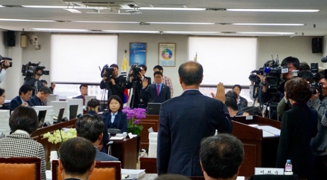 서울시의회 교육위원회가 14일 청담고 교원을 상대로 체육특기자 전형 특혜의혹에 대한 행정사무감사를 벌이고 있다.