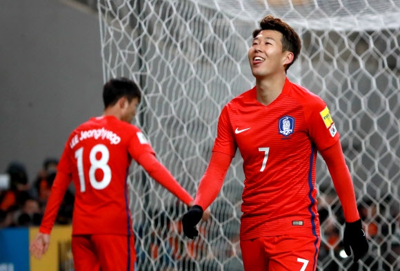 한국, 우즈베키스탄 경기에서 아쉬워 하는 손흥민