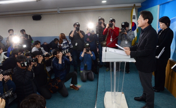 조희연 서울시교육감이  16일 서울시교육청 브리핑실에서 ’박근혜 정부 비선실세 최순실씨 딸 정유라씨 출신학교’에 대한 특정감사 중간 결과를 발표하고 있다. 2016. 11. 16 정연호 기자 tpgod@seoul.co.kr