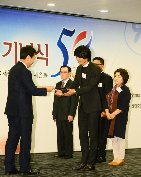 ‘박근혜 길라임’ 화제…대통령 표창 받는 현빈