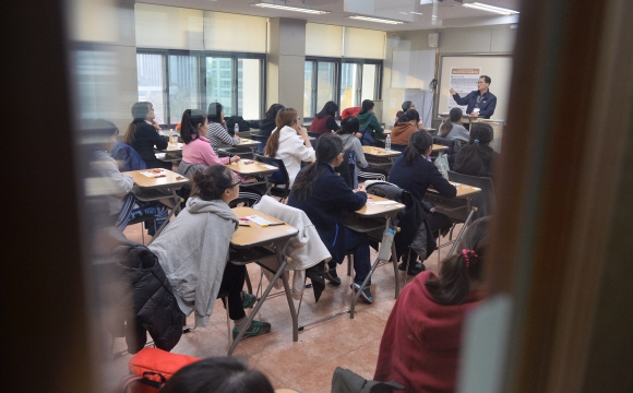 2017학년도 대학수학능력시험이 전국 85개 시험지구 1,183개 시험장에서 일제히 열린 17일 오전 서울 이화외고(제15시험지구 제19시험장)에서 수험생들이 감독관의 설명을 듣고 있다.  정연호 기자 tpgod@seoul.co.kr