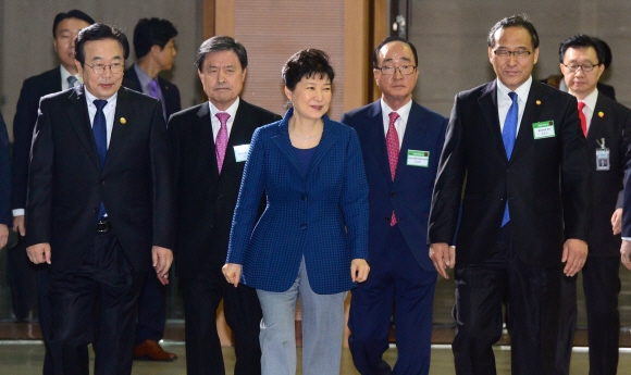 박근혜 대통령 왼쪽으로 허남식 전 부산시장과 서병수 부산시장이 나란히 입장하는 모습. 청와대 사진기자단