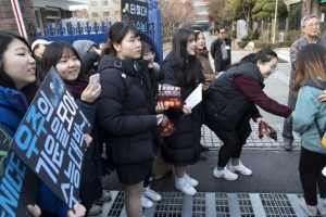 ‘이러려고 대박’ ‘온 우주의 기를 모아 합격’ ‘최대한 정답에 접근혜’…‘풍자 만점’ 수능 응원