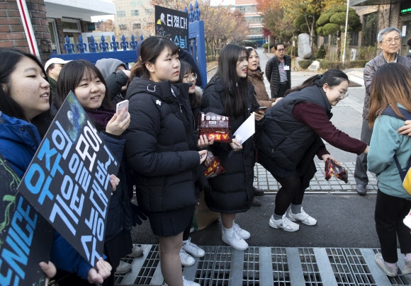 대학수학능력시험일인 17일 오전 서울 송파구 가락고 정문에서 창덕여고 학생들이 재치 있는 응원 문구를 쓴 플래카드를 들고 수험장으로 향하는 선배를 응원하고 있다.  서울 연합뉴스