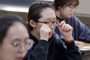 “아이고,...도시락 속 어머니 휴대폰 소리에 퇴실이라니...”