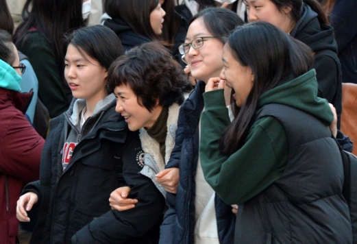[서울포토] 수험생도 엄마도 얼굴에 ‘미소 가득’