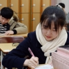 [서울포토] 수능 다음날 가채점하는 학생들