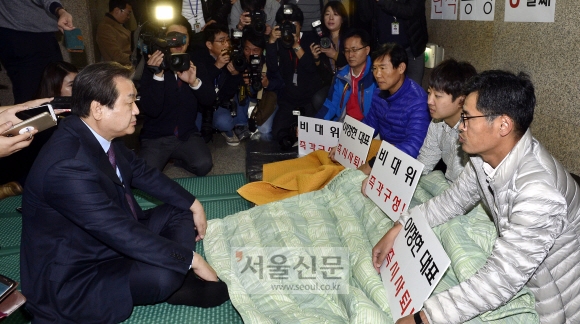 새누리당 김무성 전 대표가 18일 국회 당 대표실 앞에서 ‘박 대통령과 최순실 의혹’과 관련해 이정현 대표의 즉각 사퇴를 촉구하며 단식 농성 중인 원외 당협위원장들을 만나 대화하고 있다. 이종원 선임기자 jongwon@seoul.co.kr