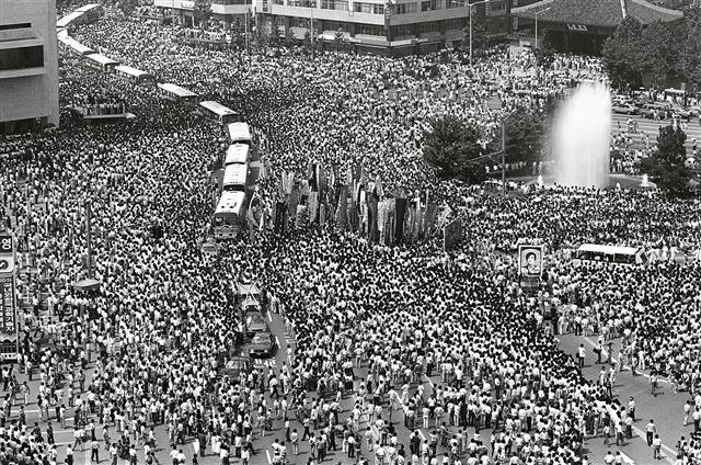 대통령 직선제를 골자로 1987년 10월 29일 개정 공포된 현재의 헌법은 같은 해 6월 전두환 정권의 독재에 저항한 ‘민주화 항쟁’의 결실이다. 사진은 그해 7월 9일 서울시청 앞 광장에서 열린 연세대생 이한열씨의 장례식 모습. 이씨는 6월 항쟁 중 경찰이 쏜 최루탄에 맞아 숨졌다. 연합뉴스