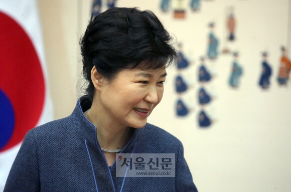 박근혜 대통령이 18일 청와대에서 열린 신임 정무직 임명장 수여식에 참석해 있다. 안주영 기자 jya@seoul.co.kr