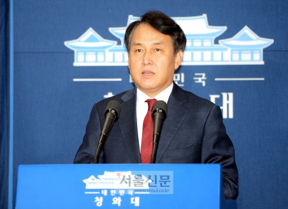 청와대 정연국 대변인은 18일 더불어민주당 추미애 대표의 박대통령 계엄령 발언에대해 유감이라 발표하고있다. 안주영 기자 jya@seoul.co.kr
