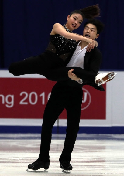 미국 Maia Shibutani와 Alex Shibutani가 18일(현지시간) 중국 베이징에서 열린 ‘아우디컵 중국 ISU 그랑프리 피겨 스케이팅’에서 아이스 댄스 쇼트 댄스 프로그램 연기를 펼치고 있다. AP 연합뉴스