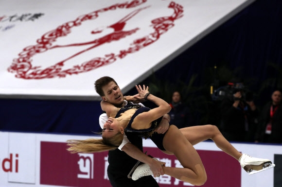 러시아 Victoria Sinitsina와 Nikita Katsalapov가 18일(현지시간) 중국 베이징에서 열린 ‘아우디컵 중국 ISU 그랑프리 피겨 스케이팅’에서 아이스 댄스 쇼트 댄스 프로그램 연기를 펼치고 있다. AP 연합뉴스