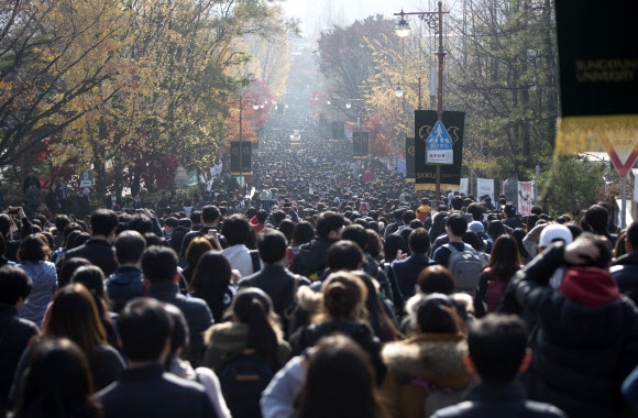 수능 이후 첫 논술고사일인 19일 오전 서울 종로구 성균관대학교에서 시험을 마친 수험생과 학부모들이 교정을 나서고 있다.  연합뉴스