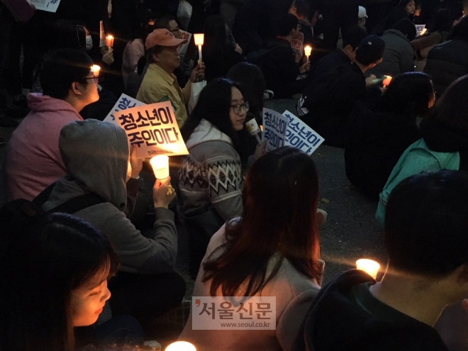 19일 오후 광화문광장에서 열리고 있는 4차 주말 촛불집회에 참가한 학생들이 피켓과 촛불을 들고 시위를 하고 있다. 명희진 기자 mhj46@seoul.co.kr