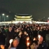 [서울포토] 손에 손에 촛불 들고… 광화문 광장에 모인 시민들