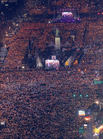 19일 오후 서울 광화문광장에서 ’최순실 게이트’ 진상규명과 박근혜 대통령 퇴진을 촉구하는 4차 ’2016 민중 총궐기 대회’에 참석한 시민들이 촛불을 들고 있다. 사진공동취재단