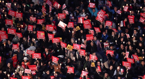 19일 박근혜 대통령의 비선실세 최순실 씨의 국정농단 사태에 분노한 시민들의 ’대통령 퇴진 촉구 집회’가 서울 광화문 광장에서 열리고있다. 사진공동취재단