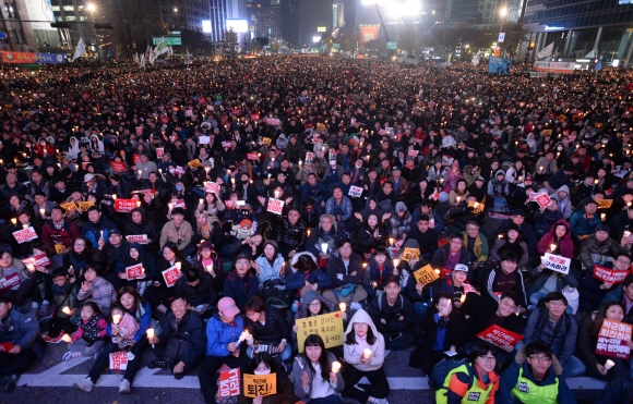 19일 오후 서울 광화문광장 일대에서 열린 제4차 촛불집회에서 시민들이 박근혜 대통령의 퇴진을 촉구하고 있다.  이언탁기자 utl@seoul.co.kr