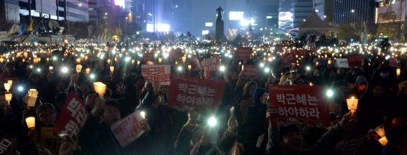 19일 오후 서울 광화문광장 일대에서 열린 제4차 촛불집회에 참가한 시민들이 촛불을 들고 박근혜 대통령 퇴진을 촉구하고 있다.   손형준 기자 boltagoo@seoul.co.kr