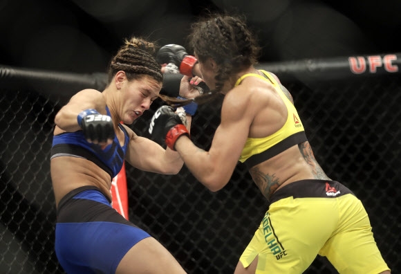 20일(현지시간) 브라질 상파울루 이비라푸에라 체육관에서 열린 ‘UFC 파이트 나이트 100’ UFC 여성 스트로급 경기에서 브라질의 클라우디아 가델라(오른쪽)와 미국의 코트니 케이시가 대결을 펼치고 있다. AP 연합뉴스