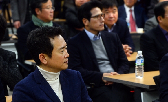 20일 서울 여의도 국회 의원회관에서 열린 새누리당 비상시국회의에 참석한 남경필 경기지사가 회의를 기다리고 있다.  정연호 기자 tpgod@seoul.co.kr