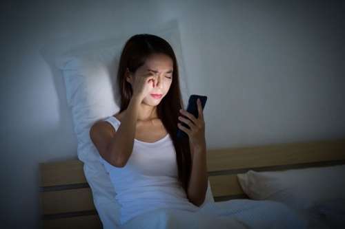 과도한 업무량, 학업량에 스마트폰 사용까지 더해져 한국인의 수면 시간은 경제협력개발기구(OECD) 최하위에 머물고 있다. 수면 부족은 자살 위험을 높이는 등 뇌 건강에 치명적인 영향을 미칠 수 있다. 사진=포토리아