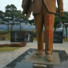 박정희 동상에 ‘독재자’ 낙서한 대학생 붙잡혀…“찬양 참을 수 없었다”