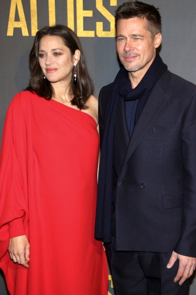 헐리우드 스타 브래드 피트(오른쪽)와 프랑스 배우 마리옹 꼬띠아르가 20일(현지시간) 프랑스 파리에서 열린 영화 ‘얼라이드(Allied)’의 시사회에 참석해 포즈를 취하고 있다. AP 연합뉴스