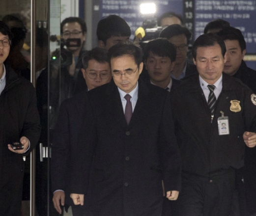 [서울포토] 영장실질심사 마치고 법원 나서는 김종 前차관