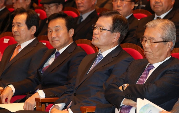 제7공화국 건설 세미나에 참석한 정치인들