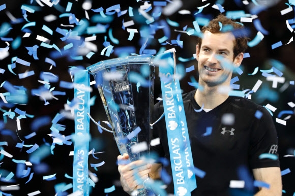 앤디 머리가 20일(현지시간) 영국 런던에서 열린 남자프로테니스(ATP) 바클레이스 월드 투어 파이널스 대회에서 우승을 차지한 뒤 우승컵을 들고 기뻐하고 있다. 런던 AFP 연합뉴스