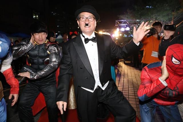 유종필(가운데) 관악구청장이 민·관 협치의 대표적 성공 사례인 고시촌 단편영화제에 찰리 채플린으로 분장해 참여하고 있다. 관악구 제공