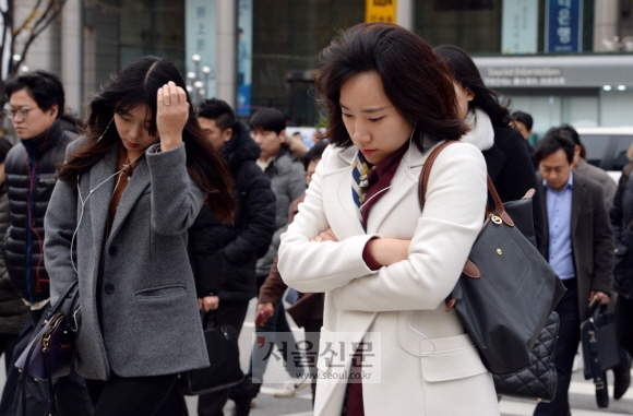기온이 급격히 내려간 22일 오전 시민들이 몸을 웅크린 채 서울 세종대로를 지나고 있다. 도준석 기자 pado@seoul.co.kr