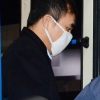 [서울포토] 호송차에서 내리는 김종 전 차관