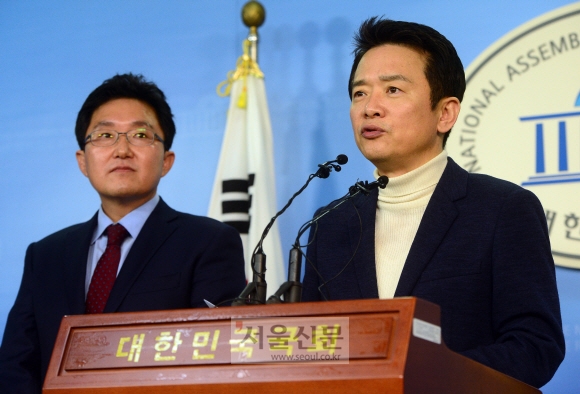 남경필 경기지사가 22일 오전 국회 정론관에서 새누리당 탈당 기자회견을 갖고 있다. 왼쪽은 김용태 의원. 정연호 기자 tpgod@seoul.co.kr