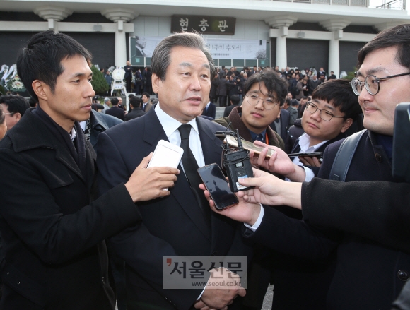 김무성 전 새누리당 대표가 22일 오전 서울 동작구 국립서울현충원 현충관에서 열린 고 김영삼 대통령 서거 1주기 추모식이 끝난 뒤 기자들의 질문에 답하고 있다. 정연호 기자 tpgod@seoul.co.kr