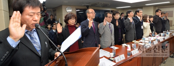 국정농단 비선실세 최순실씨의 딸 정유라씨에게 특혜를 준 의혹을 받고 있는 청담고 전현직 교장과 교사들이 22일 서울시 중구 정동길 서울시의회 별관에서 열린 서울시의회 교육위원회 행정감사에 출석해 증인선서를 하고 있다. 손형준 기자 boltagoo@seoul.co.kr