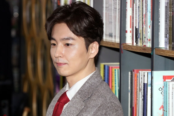 작가로 데뷔하는 신동욱