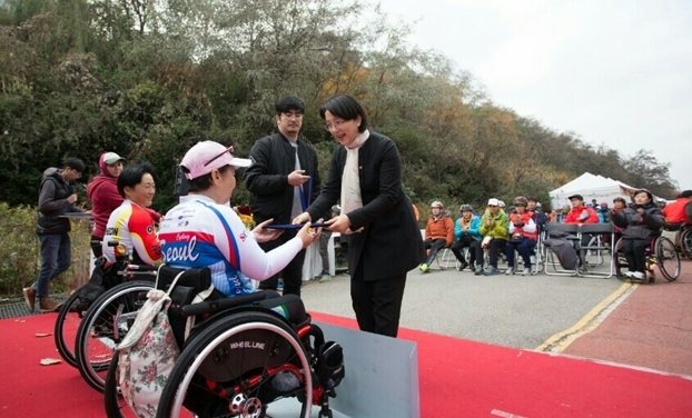 이혜경 서울시의원이 12일 장애인 힐클라잉대회에 참석, 대회 수상자들을 격려하고 있다.