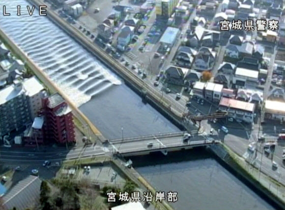 일본 후쿠시마 7.4 강진…강으로 거슬러 올라오는 쓰나미 물결