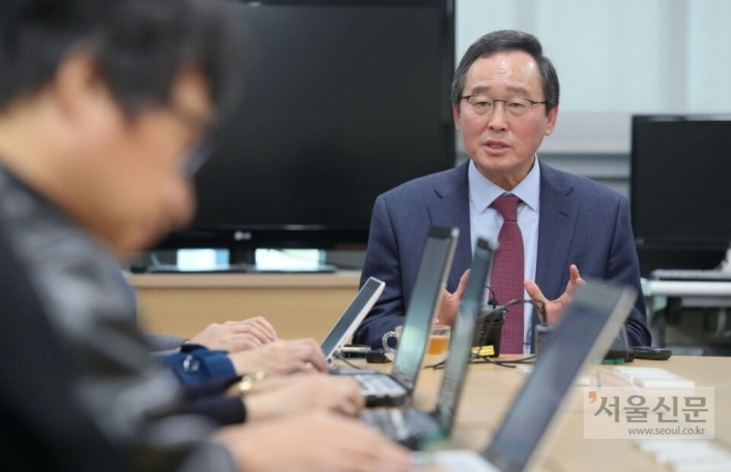 송하진 전북지사가 23일 기자회견을 갖고 삼성그룹의 새만금 투자 유치 무산 등을 이유로 이병국 새만금개발청장의 경질을 요구하고 있다. 지방정부 단체장이 중앙정부 기관장의 경질을 공개적으로 요구한 것은 이례적이다. 전북도 제공