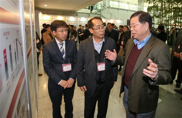 24일 대전 기술연구원에서 열린 LG화학 ‘베스트 프랙티스 콘테스트’ 행사에서 박진수(오른쪽) 부회장이 행사장에 마련된 부스를 둘러보며 경영 혁신 사례에 대해 이야기를 하고 있다. LG화학 제공