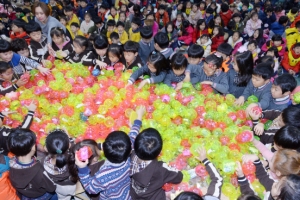 아이들 사랑 가득 채운 저금통